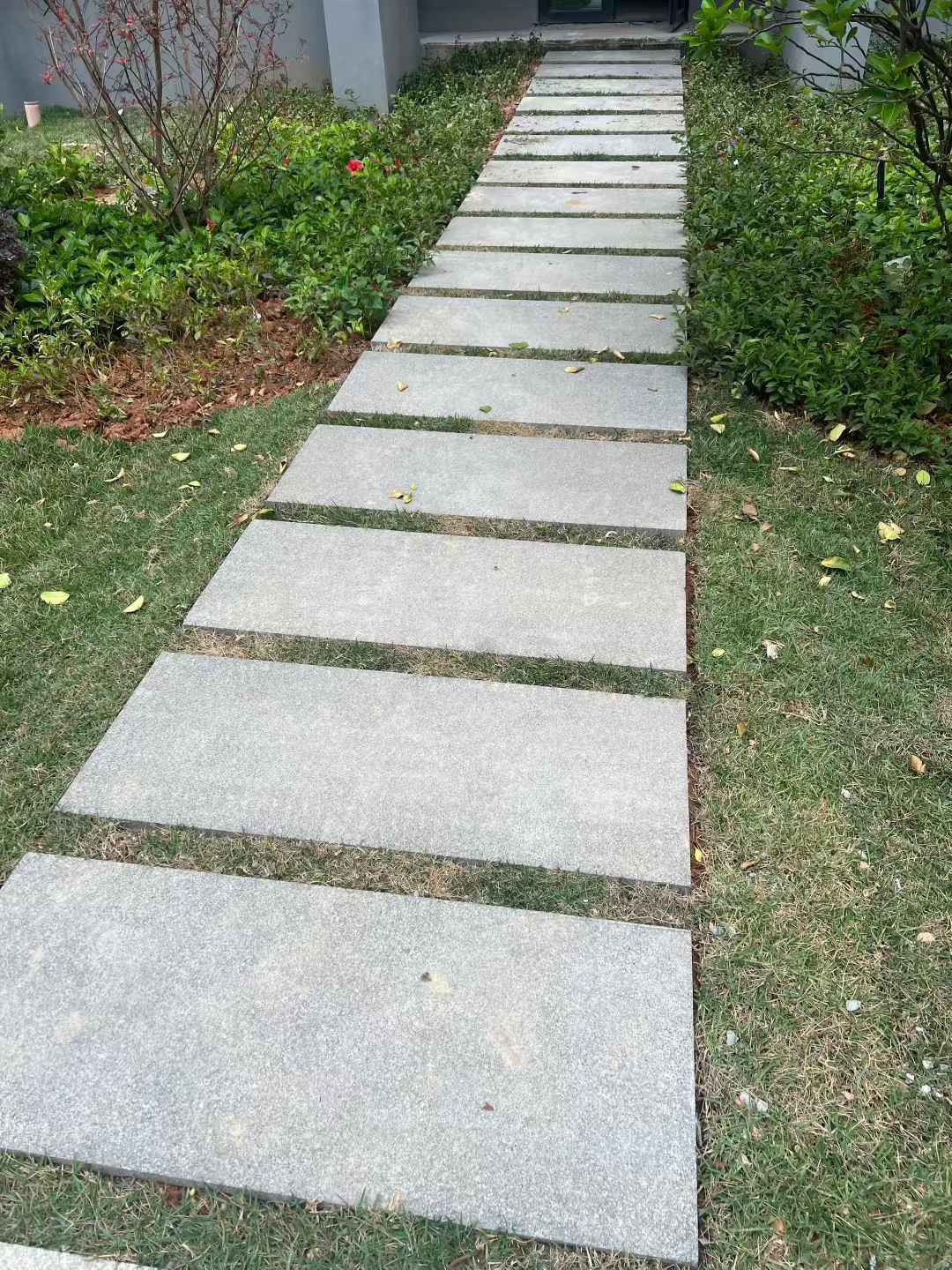 洛阳 芝麻黑小区踏步、汀步石铺装效果