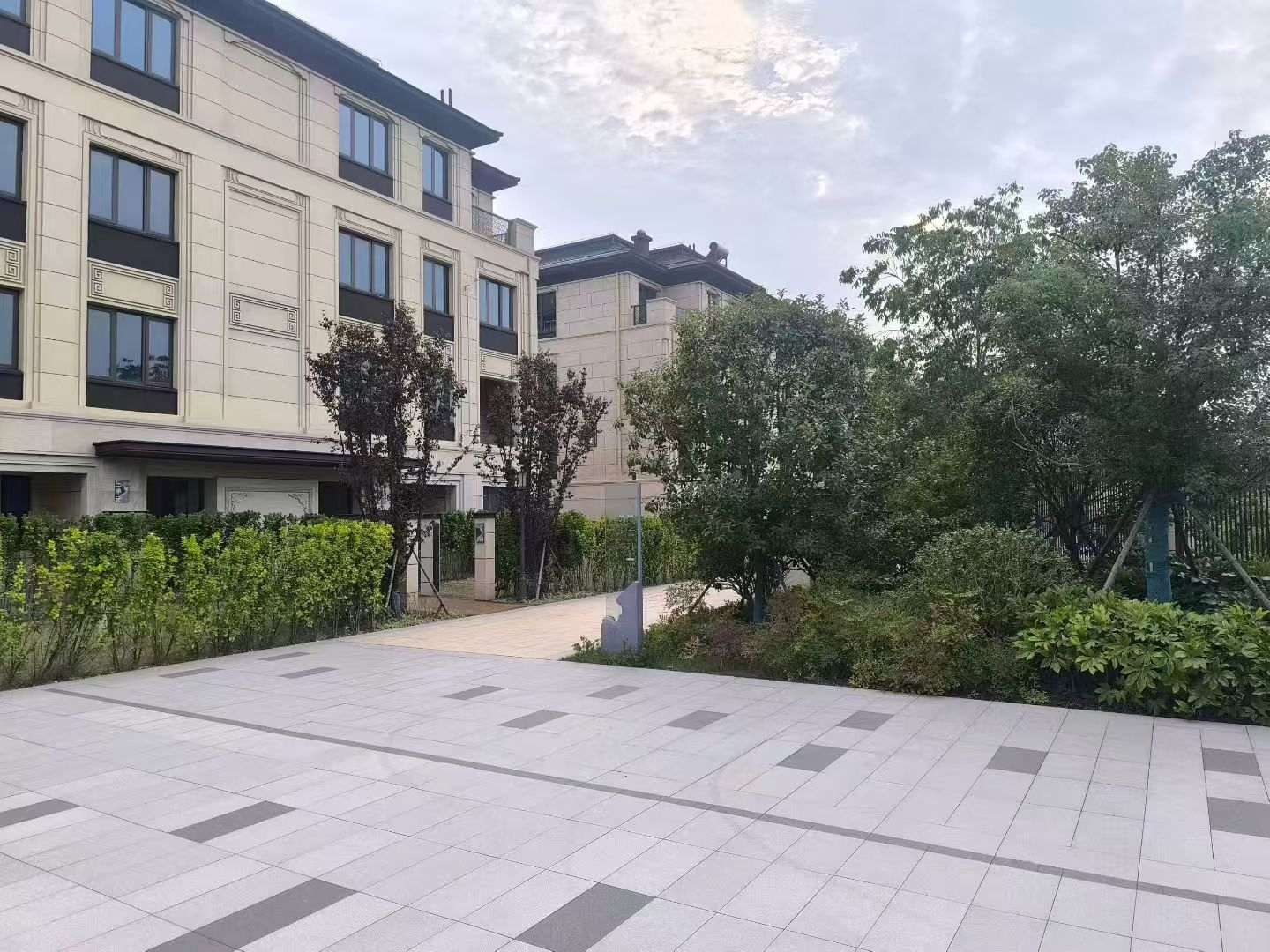 洛阳 芝麻白与芝麻白搭配铺装，尺寸1200*600