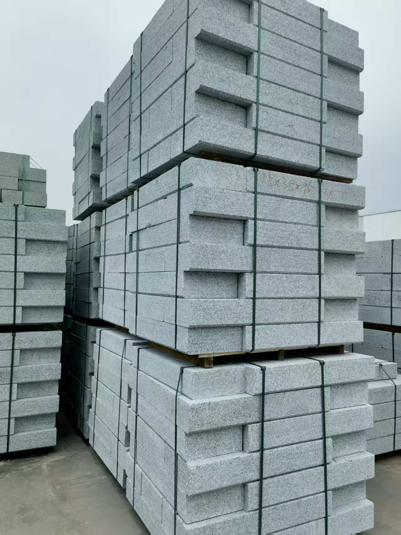 洛阳 路沿石，板板正正的路沿石