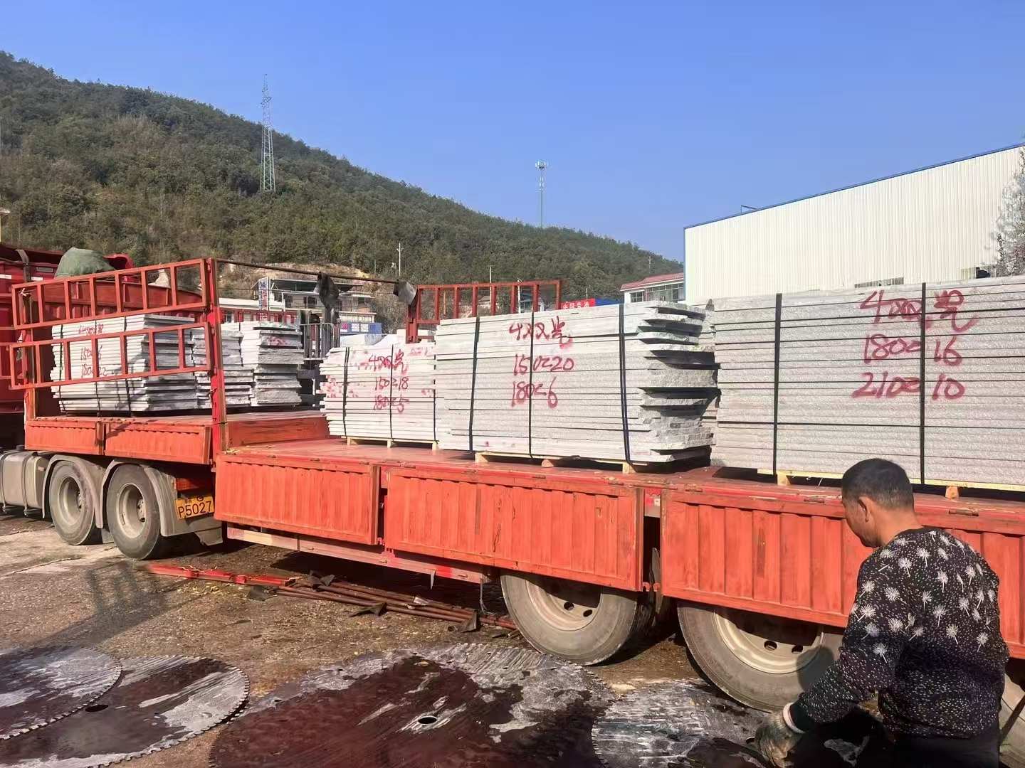 洛阳 芝麻灰花岗岩光面毛板出货日常